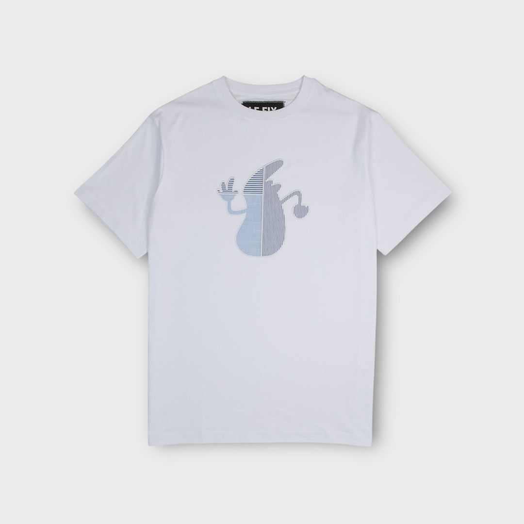 Hvid Le Fix Patchwork Kaj T-shirt set forfra med grafisk Kaj-print i lyseblå nuancer.