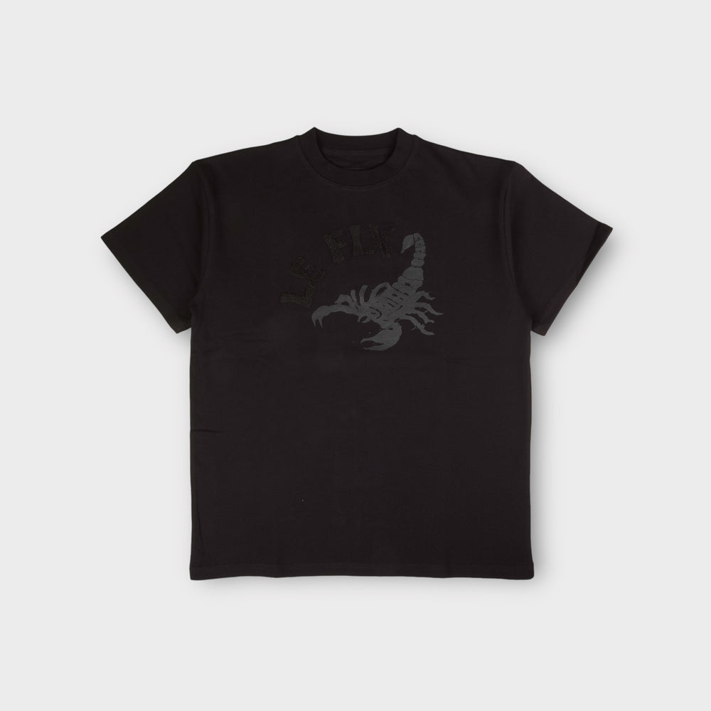 Sort Lefix Scorpion T-shirt med skorpionprint på brystet – Moderne t-shirt i sort med skorpiondesign fra Lefix, perfekt til streetwear-stil.