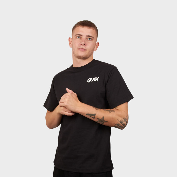 Model iført Le Fix spray t-shirt i sort