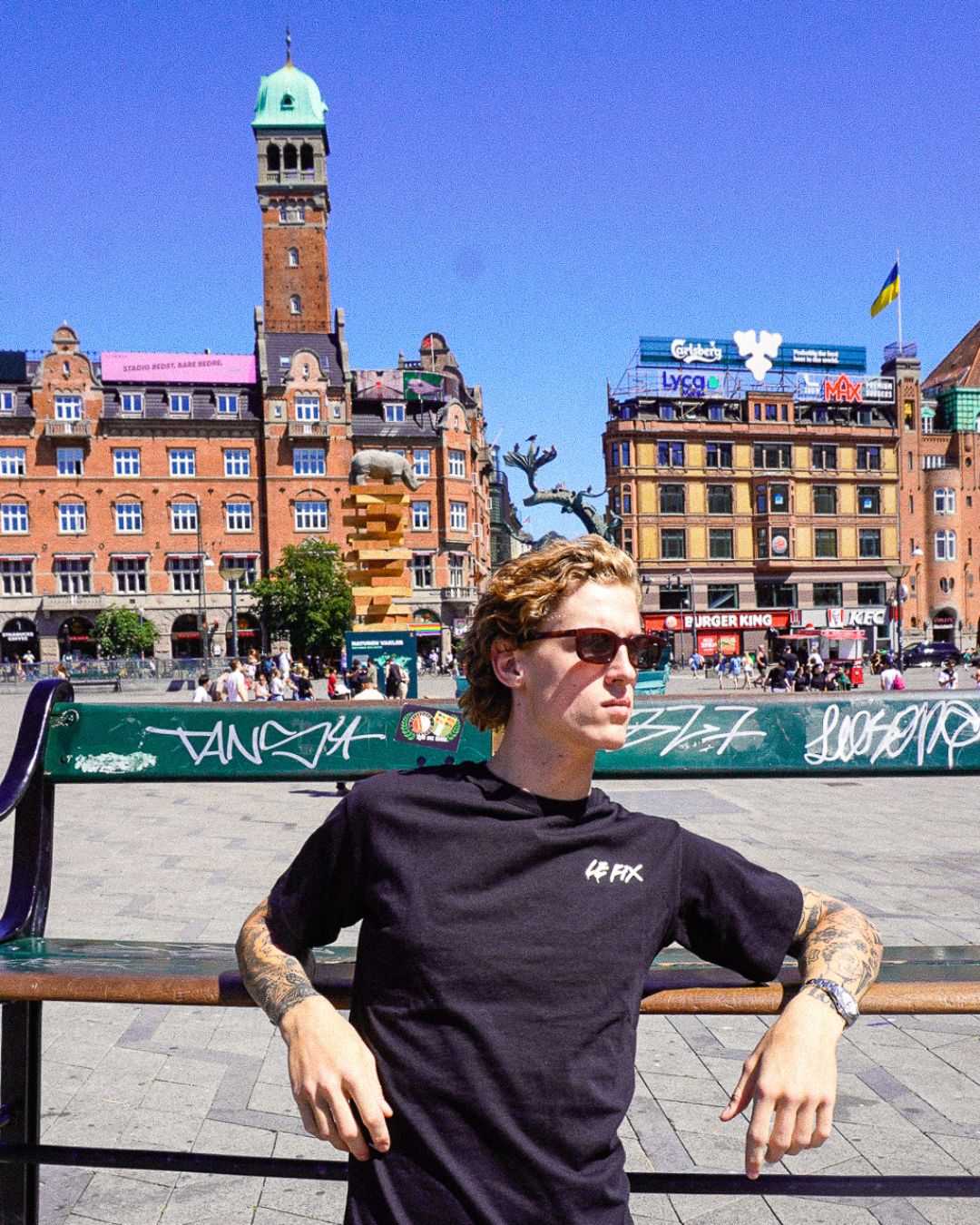 Model iført le fix spray t-shirt på rådhuspladsen i københavn