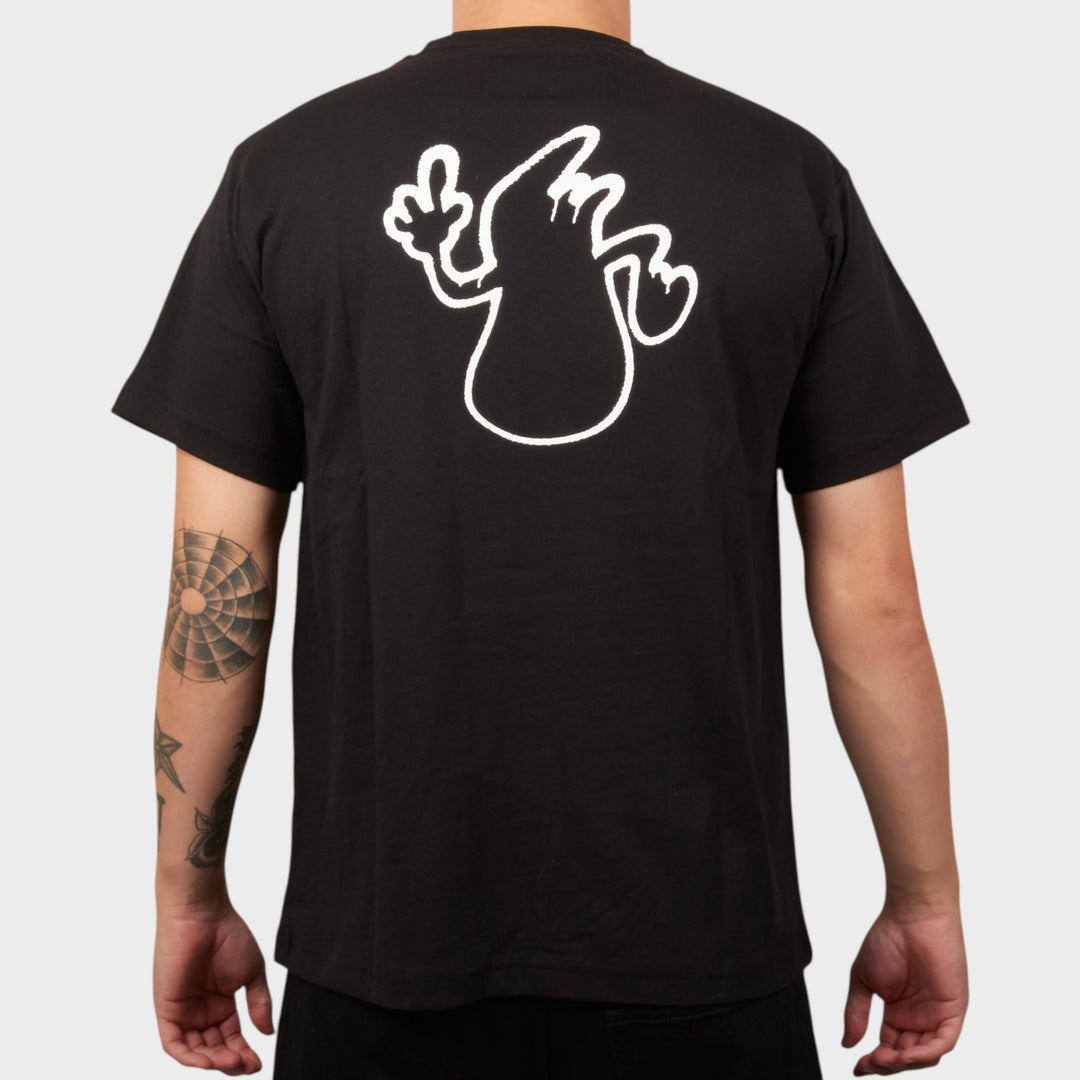 Model iført Le Fix tee i sort med kaj spray på ryggen