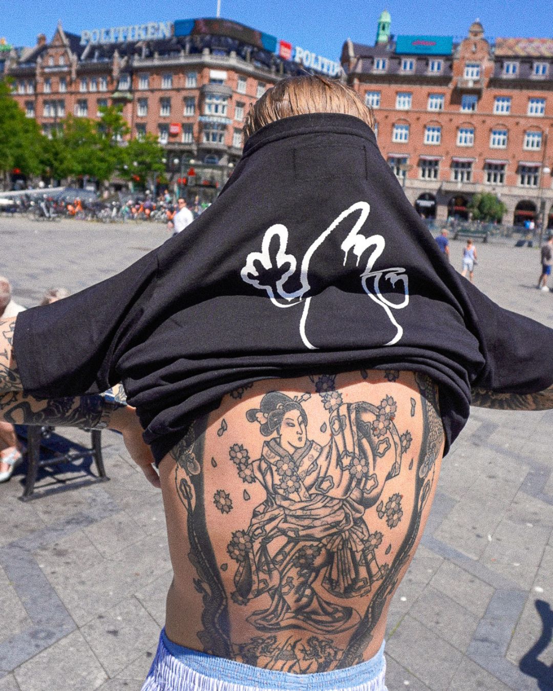 Model iført le fix spray t-shirt i sort, hvor man kan se ryggen