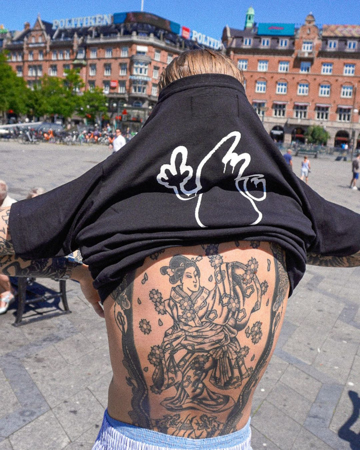 Model iført le fix spray t-shirt i sort, hvor man kan se ryggen