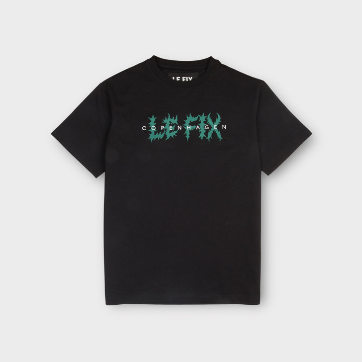Le Fix Trash T-shirt i sort set forfra med grønt grafisk logo.