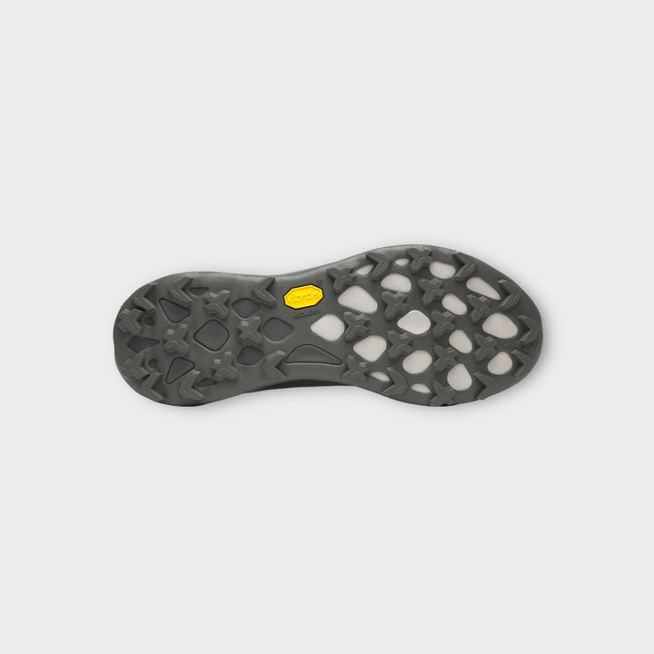 Nærbillede af overdelen på Merrell GORE-TEX Agility Peak 6 i Grey og Ridgeway med vandtæt konstruktion.