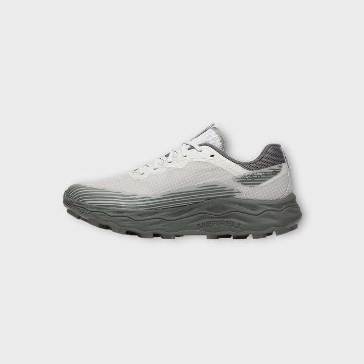 Sidesyn af Merrell GORE-TEX Agility Peak 6 i Grey og Ridgeway med robust og teknisk silhuet.