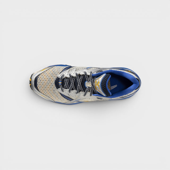 Mizuno Wave Prophecy 1 i guld med sorte kontrastdetaljer.