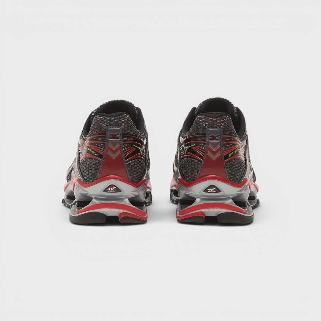 Mizuno Wave Prophecy 1 set fra siden i Harbour Mist/Red Black.