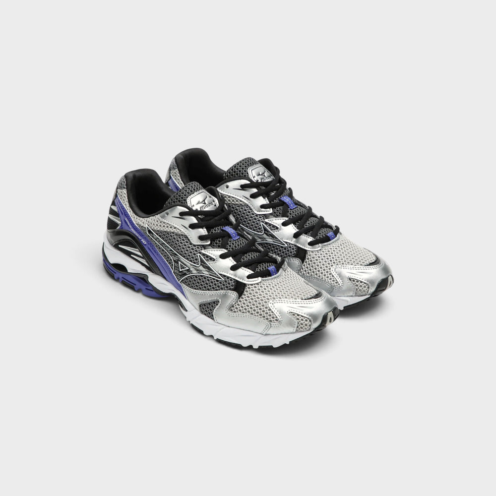 Mizuno Wave Rider 10 med mesh-overdel og Wave-teknologi.