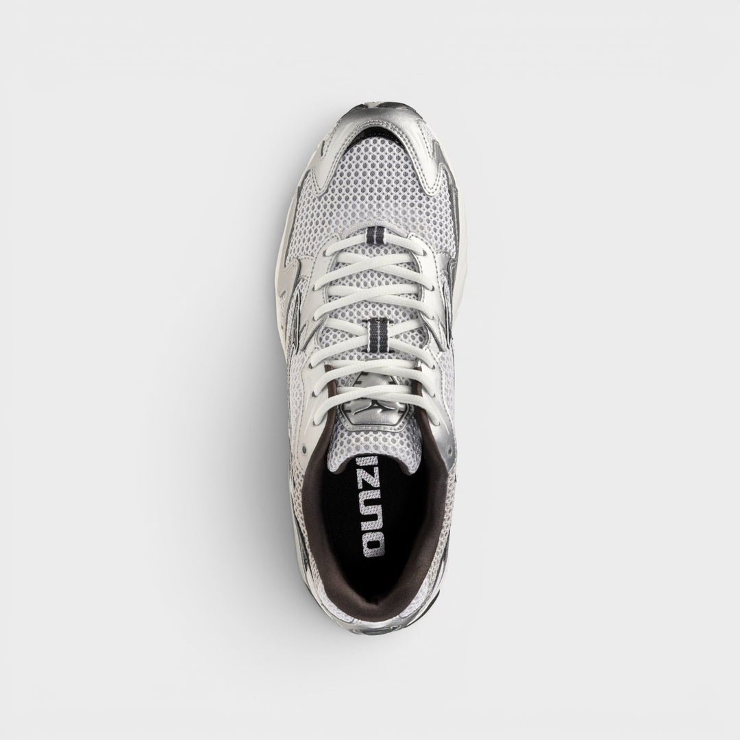 Mizuno Wave Rider 10 med Wave-støddæmpning i Cloudscape og Black Sand.