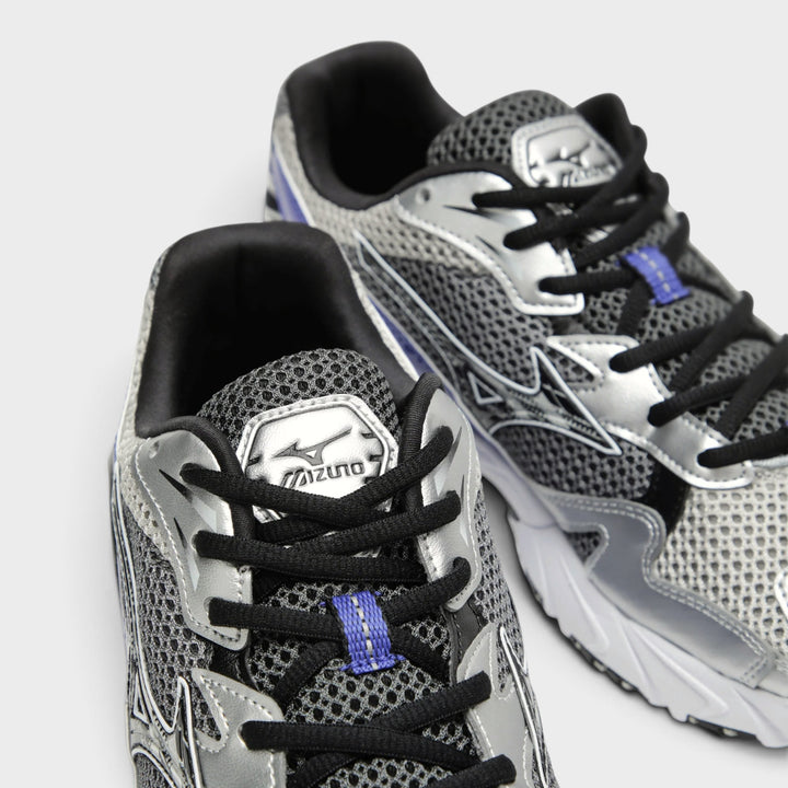 Mizuno Wave Rider 10 set fra siden i Harbor Mist.