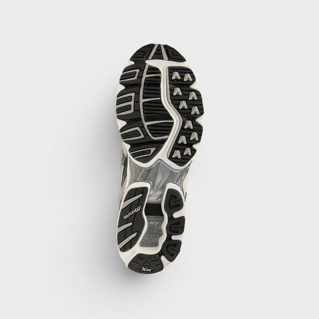 Mizuno Wave Rider 10 set fra siden i Cloudscape/Black Sand/Harbor.