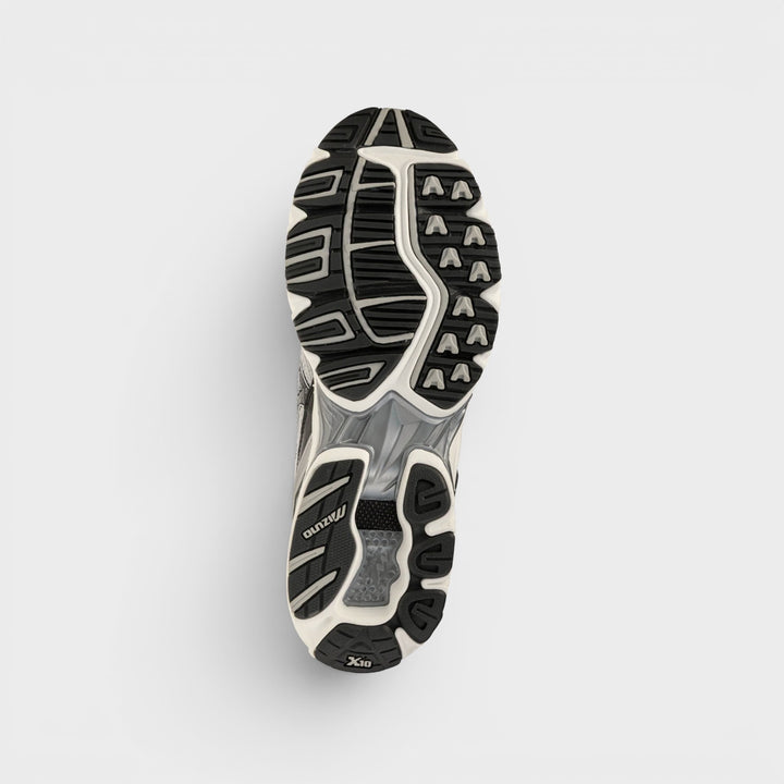 Mizuno Wave Rider 10 set fra siden i Cloudscape/Black Sand/Harbor.