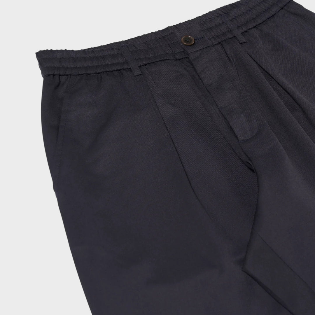 Navy single pleat bukser med moderne pasform