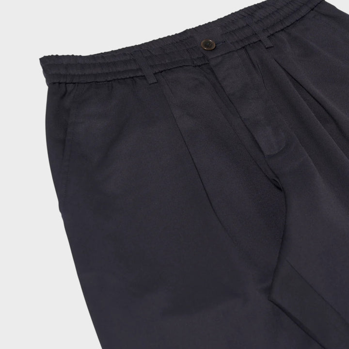 Navy single pleat bukser med moderne pasform