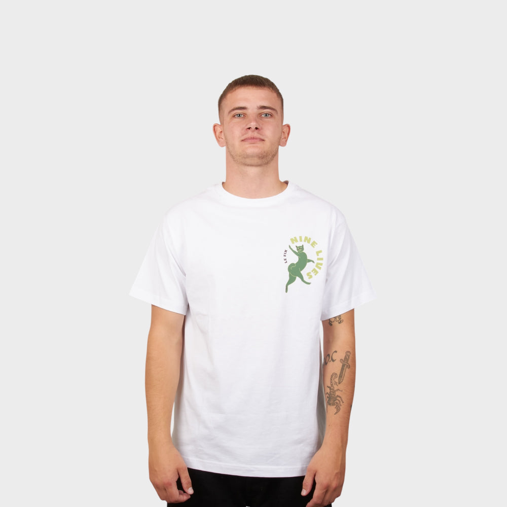Modelbillede af Nine Lives t-shirt fra Le Fix i hvid