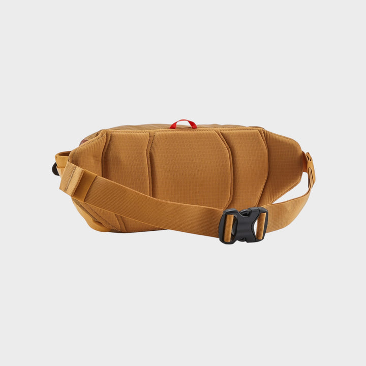 Patagonia Black Hole bæltetaske set bagfra med åndbart mesh-panel og justerbart hoftebælte