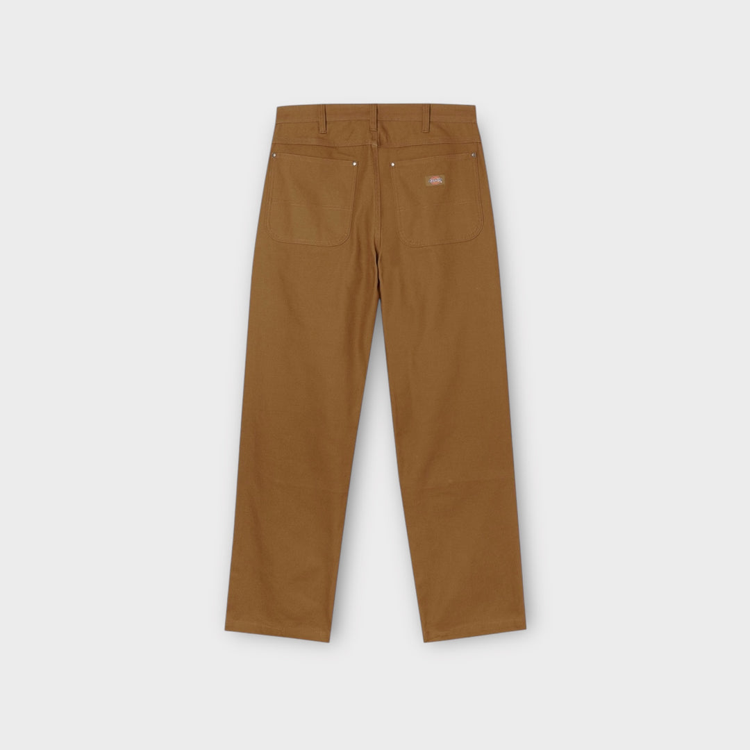 Bagvisning af Dickies Duck Canvas Bukser i Duck Brown, der viser den enkle og tidløse pasform.