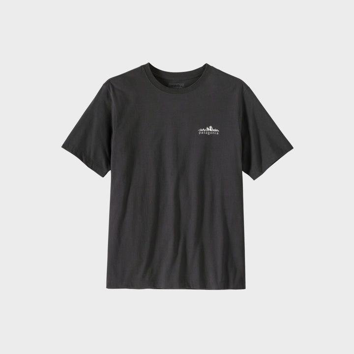 Patagonia Fitz Roy Foothills T-Shirt i Ink Black, set forfra med lille brystprint