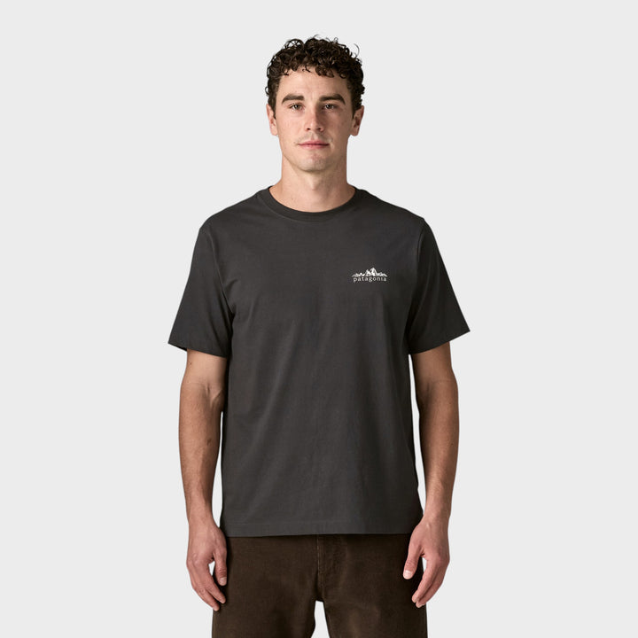 Patagonia Fitz Roy Foothills T-Shirt i Ink Black, vist forfra på model