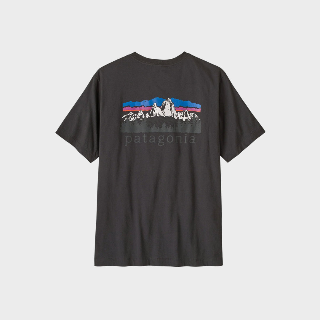 Patagonia Fitz Roy Foothills T-Shirt i Ink Black, set bagfra med Fitz Roy-print