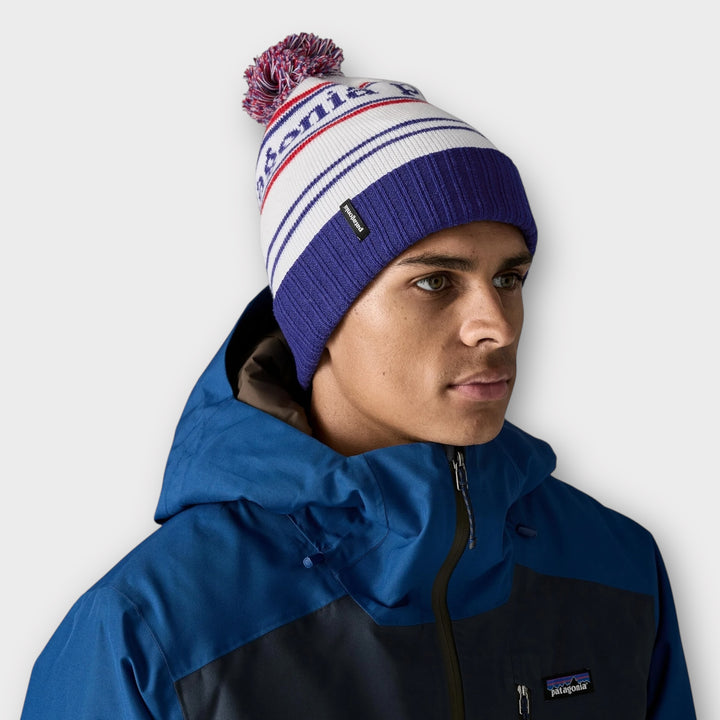 Patagonia Powder Town beanie i blå farve.
