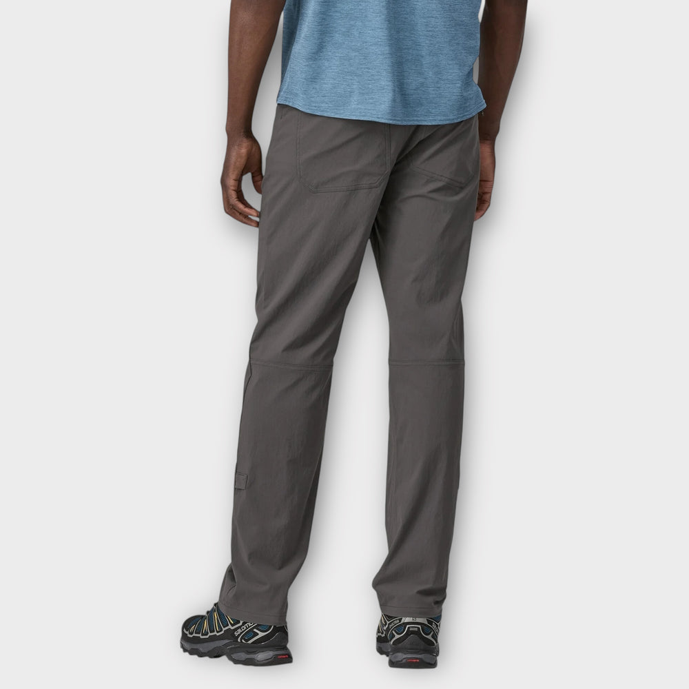 Patagonia Quandary Regular pants i grå farve.