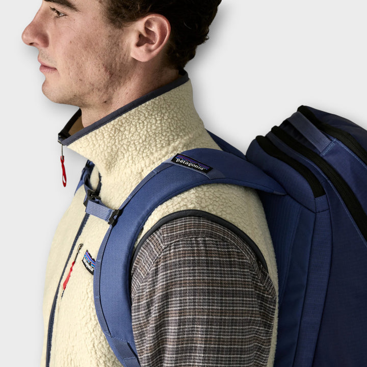 Patagonia sherpa fleecevest set forfra i Pelican og Smolder Blue.