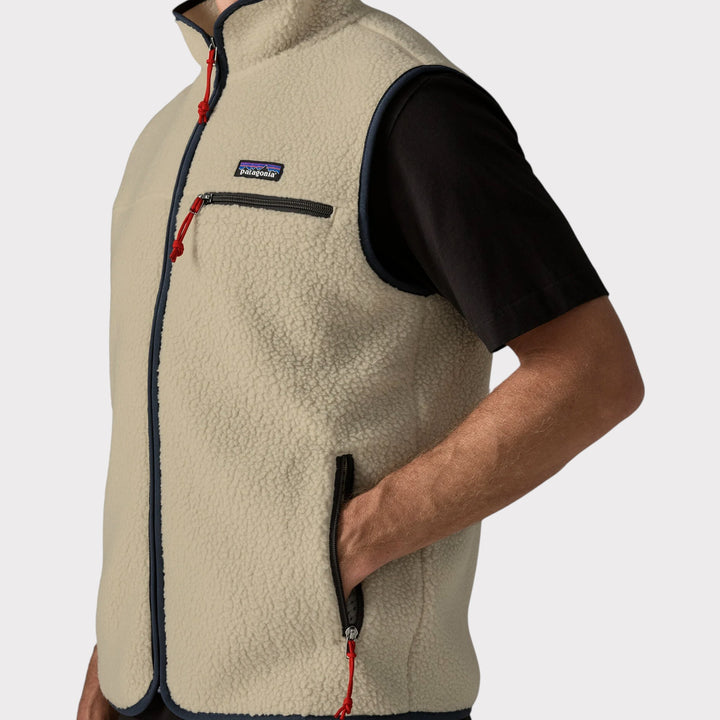 Patagonia Retro Pile Vest i Pelican – nærbillede på model af brystlomme, sidelomme og mørke kanter