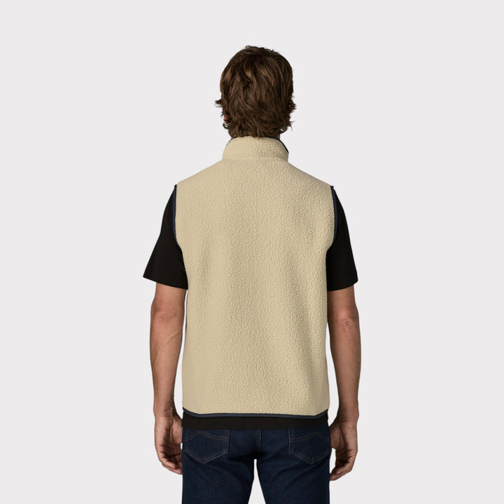 Patagonia Retro Pile Vest i Pelican – vist bagfra på model