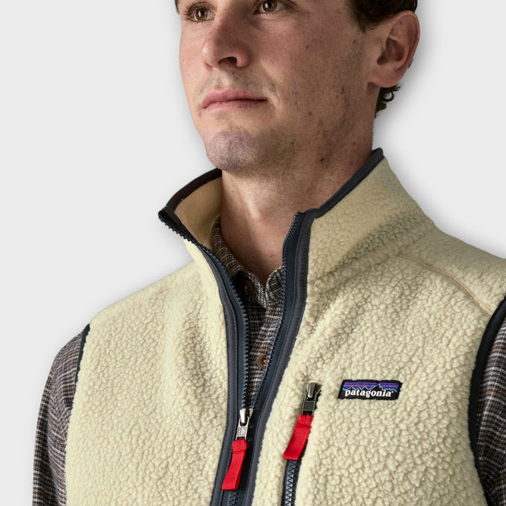 Patagonia Retro Pile Vest i beige og blå farvekombination.