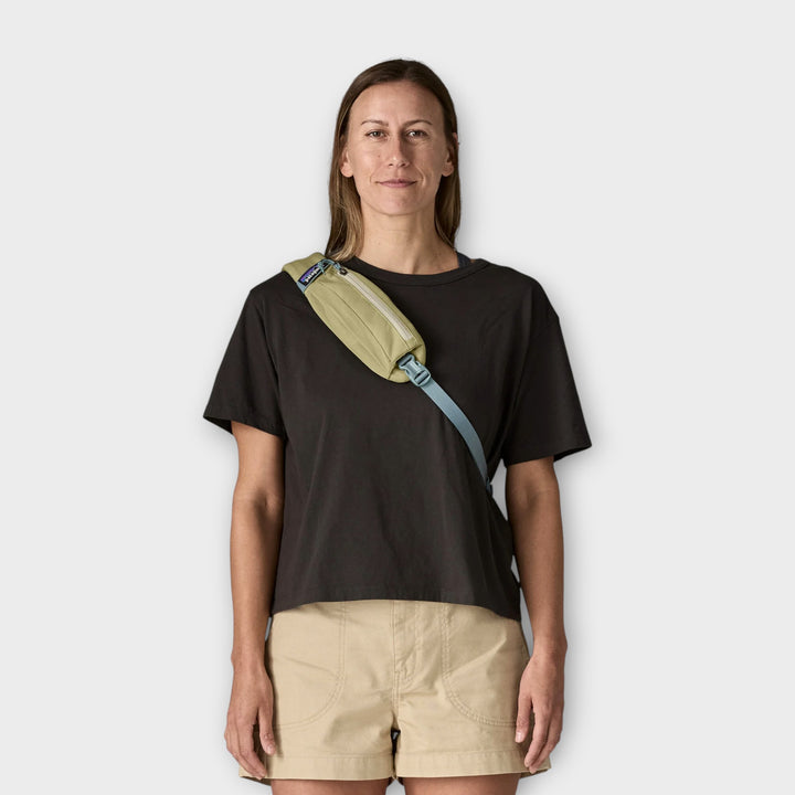 Patagonia sling bag i beige med 8 liters kapacitet