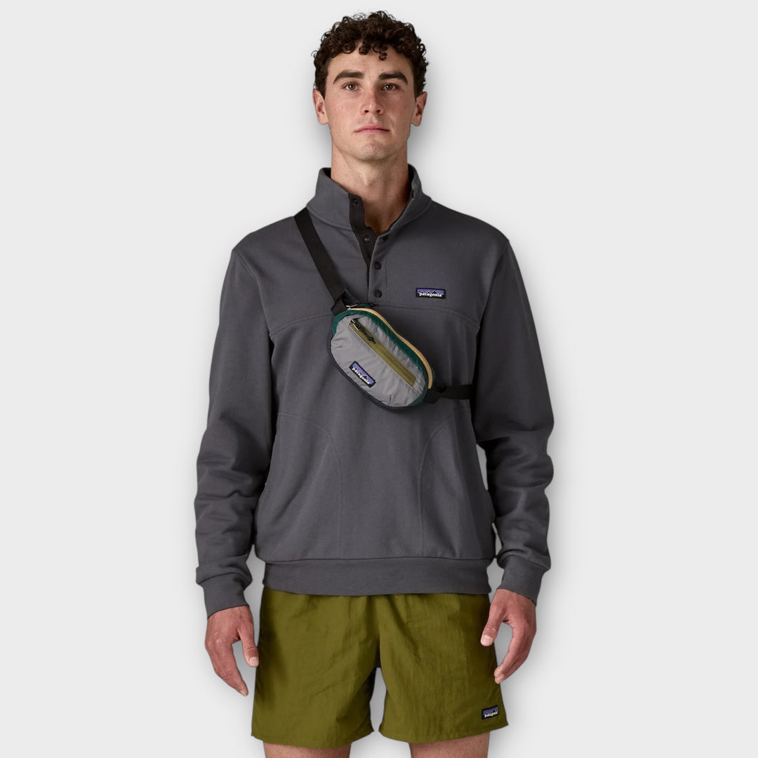 Patagonia Terravia Mini bæltetaske i grå nuance.