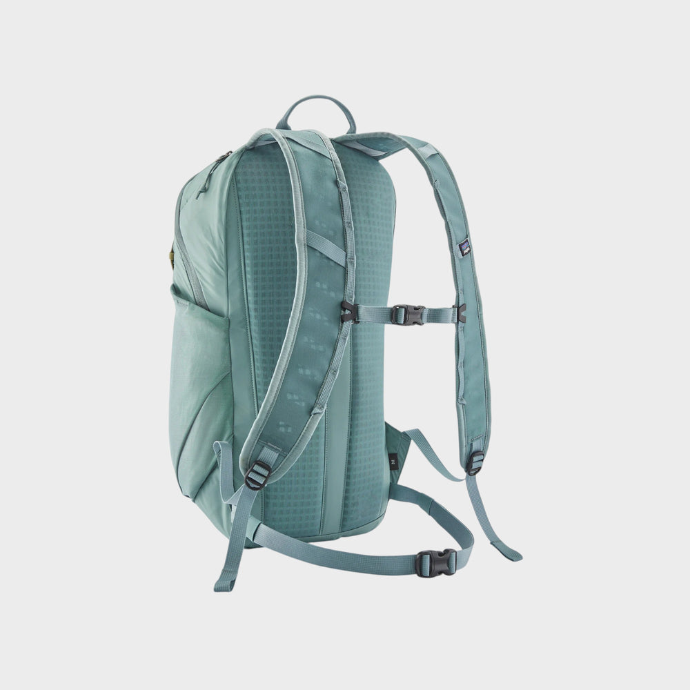 Patagonia Terravia Pack 14L i Blue Sage, set bagfra med skulderstropper