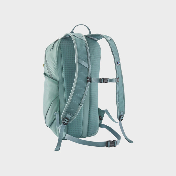 Patagonia Terravia Pack 14L i Blue Sage, set bagfra med skulderstropper