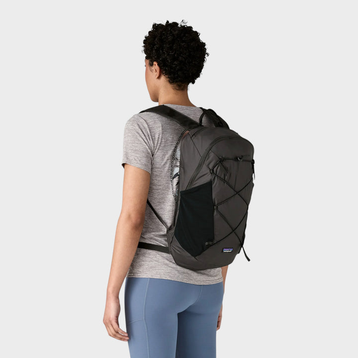Patagonia Terravia Pack 14L i Blue Sage, sort farvevariant vist på model bagfra