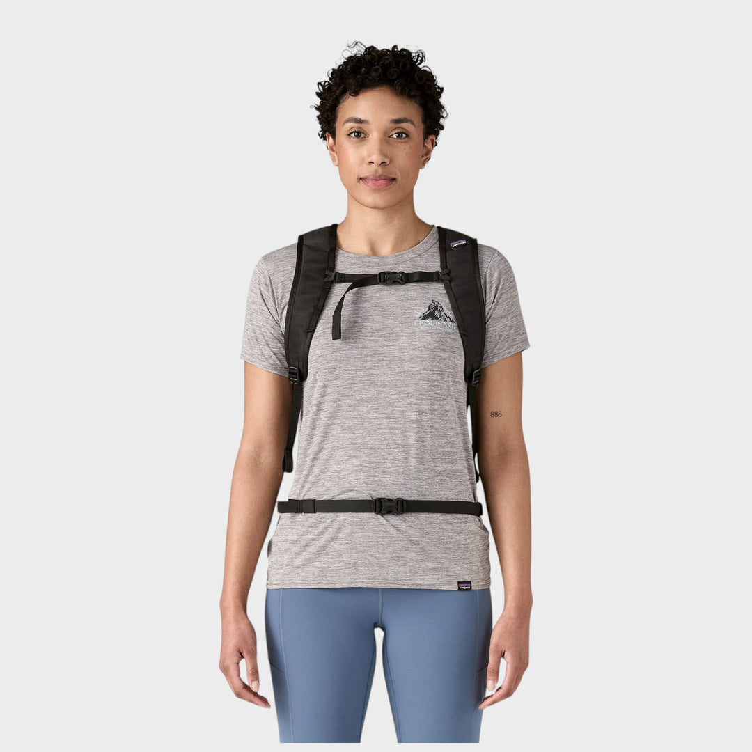 Patagonia Terravia Pack 14L i Blue Sage, sort farvevariant vist på model forfra