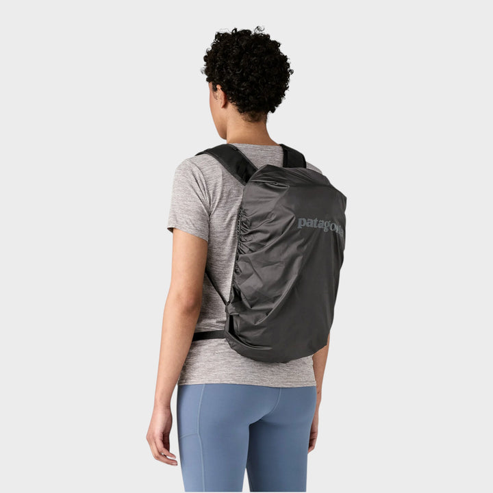 Patagonia Terravia Pack 14L i Blue Sage, sort farvevariant med regnslag vist på model