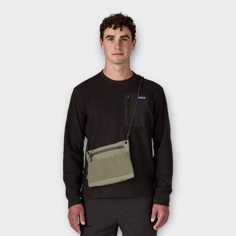 Patagonia Terravia Sacoche bag i farven green.