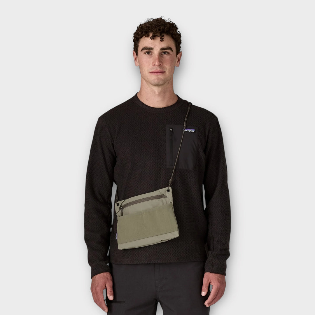 Patagonia Terravia Sacoche bag i farven green.