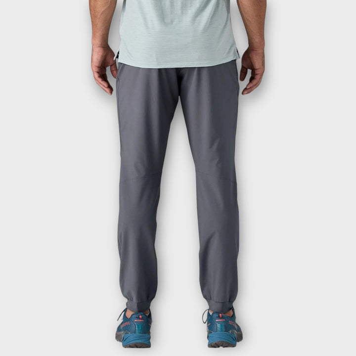 Patagonia Terrebonne bukser i farven Forge Grey.