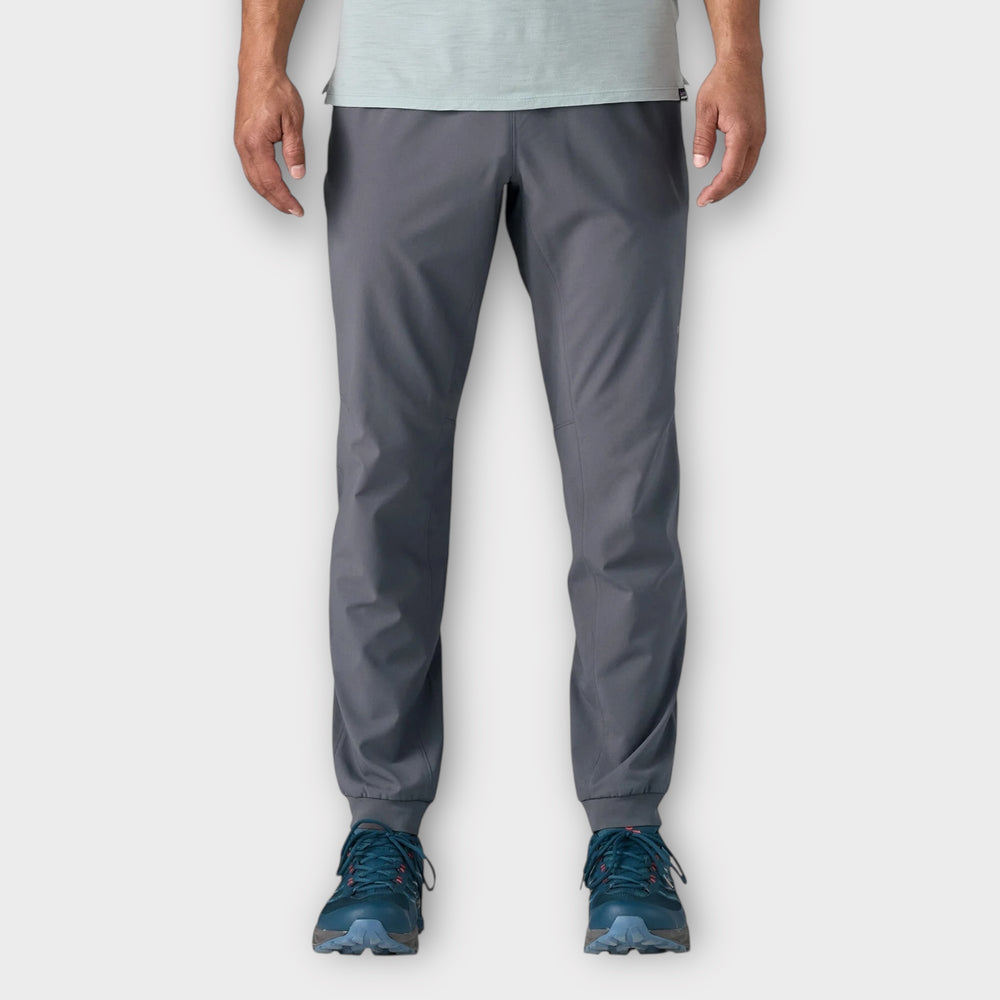 Patagonia Terrebonne pants i grå farve.