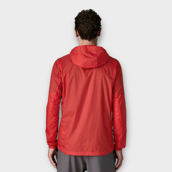 Ultralet vindjakke fra Patagonia i Amanita Red