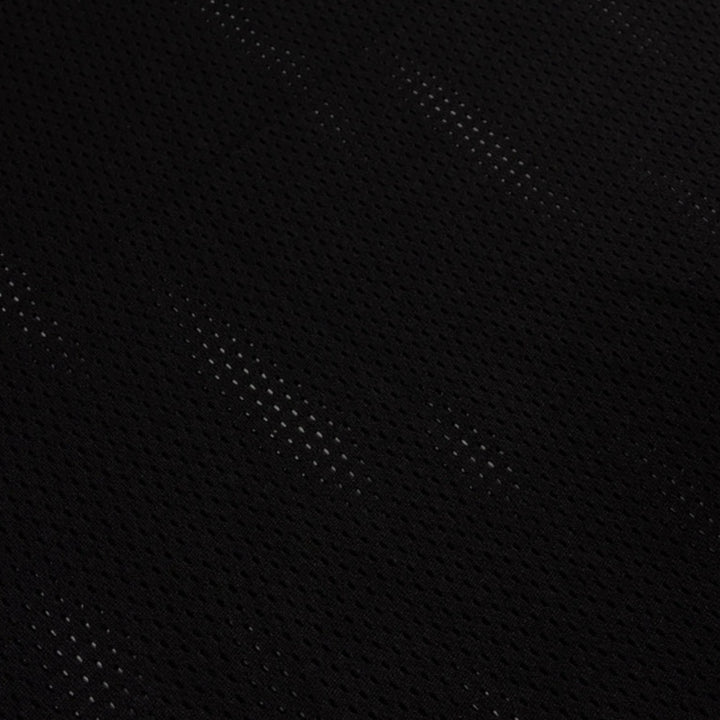 Close-up af ribstrikket krave Patta-logo og broderet filt-applikation