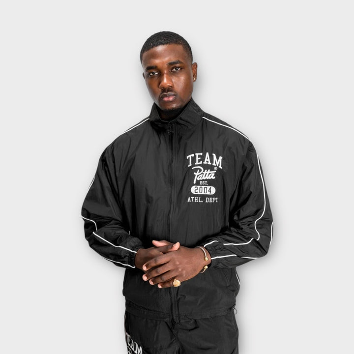 Broderet Patta-logo på brystet af sort trackjakke