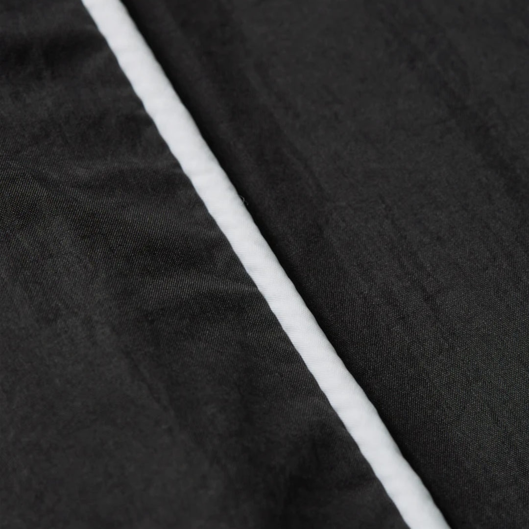 Sideprofil af Patta Athletic Nylon Track Jakke sort