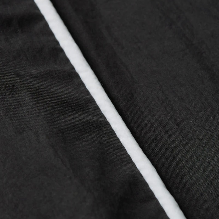 Sideprofil af Patta Athletic Nylon Track Jakke sort