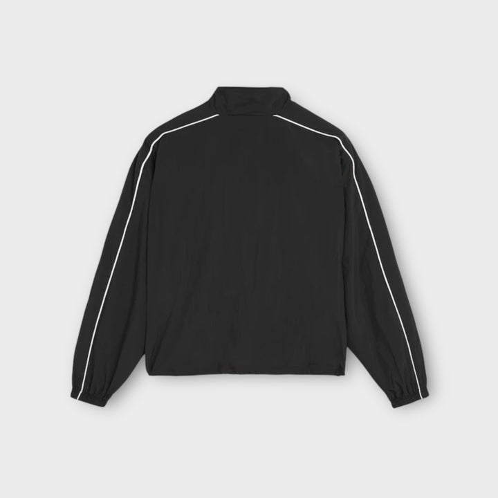 Lynlåslukning detalje på Patta Athletic Nylon Track Jakke i sort
