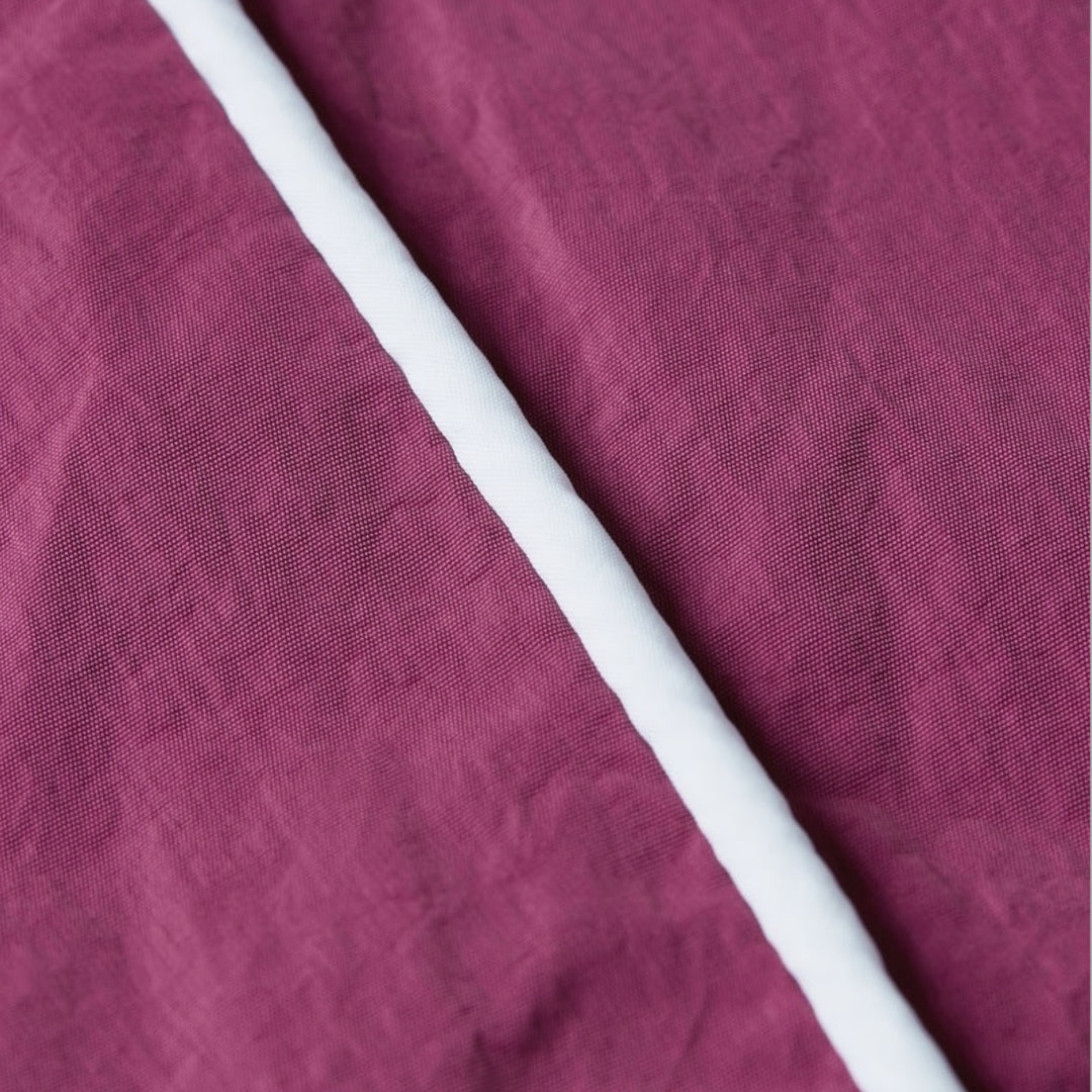 Sideprofil af Patta Athletic Nylon Track Jakke i pink