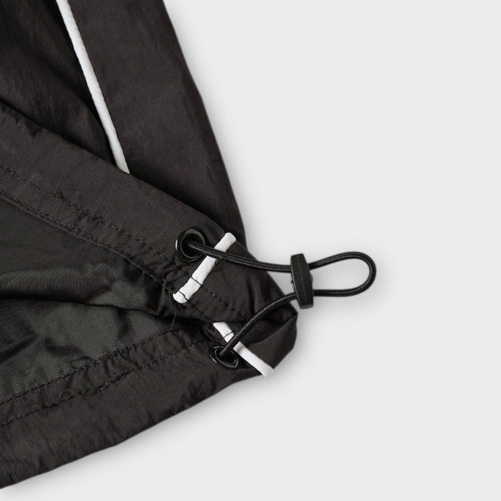 Sideprofil af Patta Athletic Nylon Track Bukser i sort